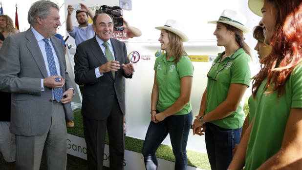 Galán, en el centro, con el ministro de Educación, ayer, en un acto