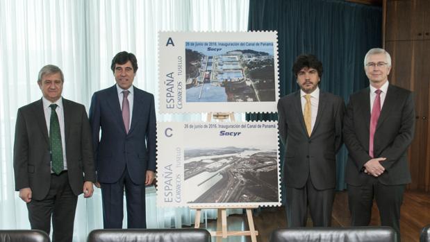 De izquierda a derecha, Javier Cuesta, presidente de Correos; Manuel Manrique, presidente de Sacyr; Mario Garcés, subsecretario del Ministerio de Fomento, y Miguel Heras, director general corporativo de Sacyr.