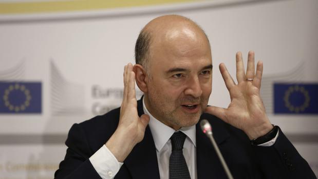 Guindos y Moscovici abordarán este fin de semana la posible multa a España