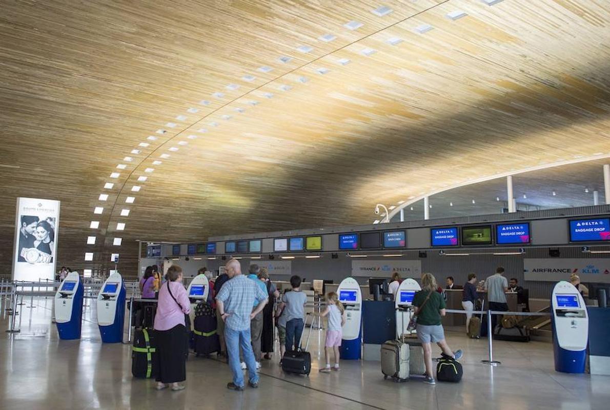 Pasajeros en los mostradores del aeropuerto Charles de Gaulle