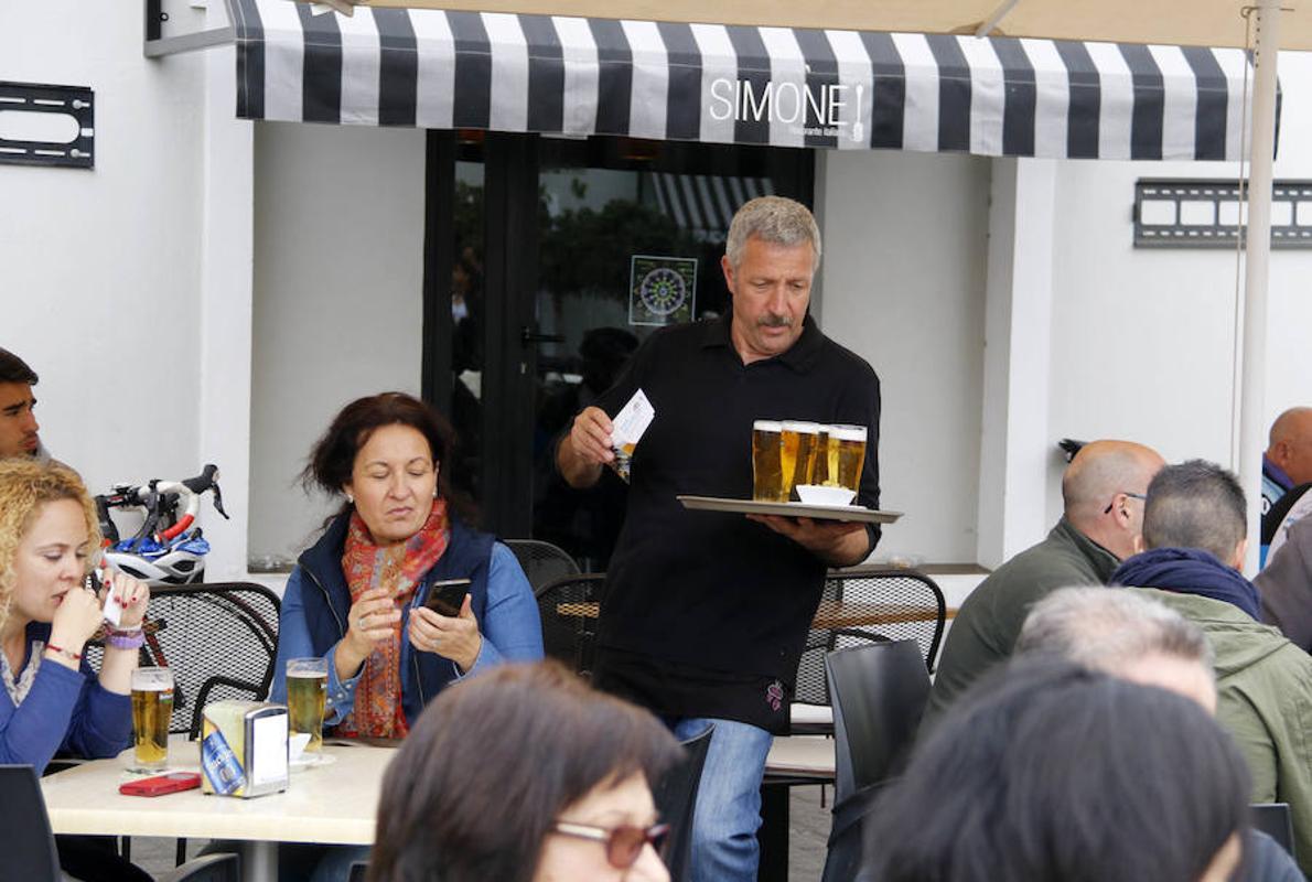 Un camarero en un bar de Alicante