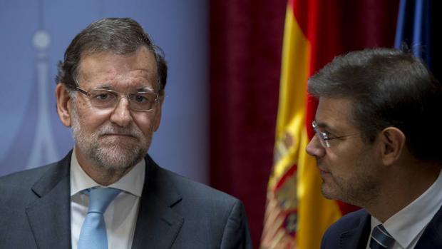 El Presidente en funciones Mariano Rajoy junto a Rafael Catalá, ministro de Justicia