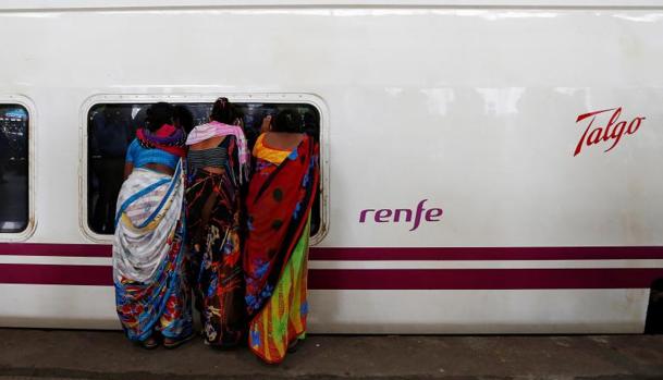 El tren Talgo pasa por la estación de Bombay durante el periodo de pruebas