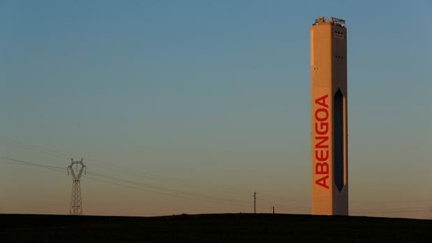 Torre perteneciente a la planta solar de Abengoa situada en Sanlúcar la Mayor