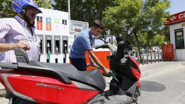 El IPC sube cinco décimas en agosto, hasta el -0,1%, por los carburantes y la electricidad