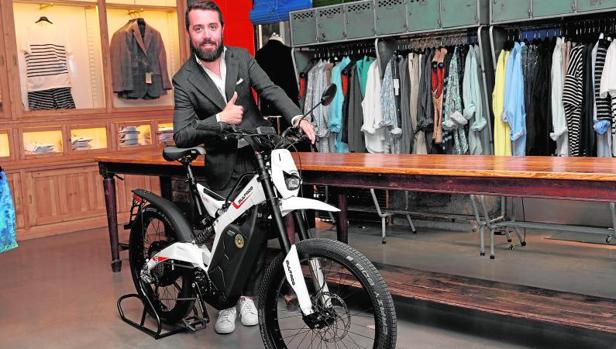 Lander sobre la «Brinco S» en su nueva tienda en Fernando VI