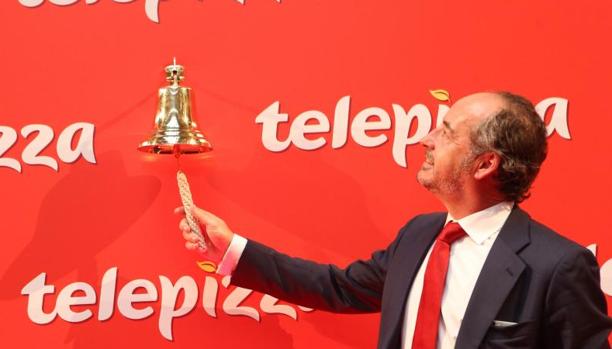 El presidente de Telepizza, Pablo Juantegui, da el campanazo de salida a Bolsa de la compañía.