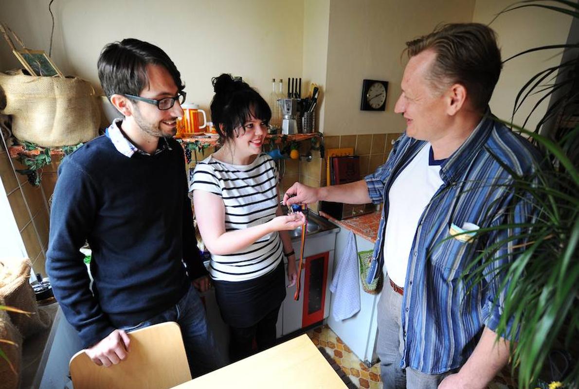 Un usuario compartiendo su vivienda por Airbnb