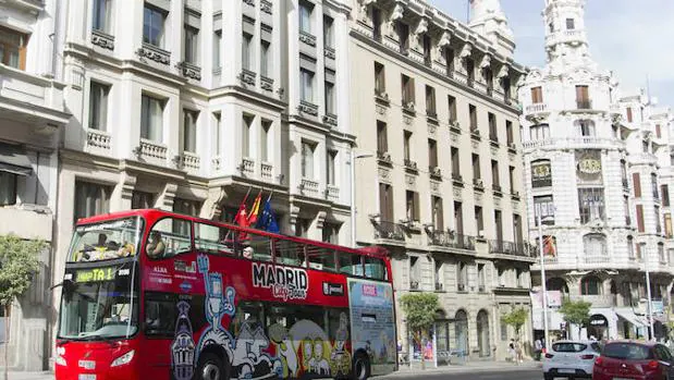 Autobús turístico en Gran Vía (Madrid)