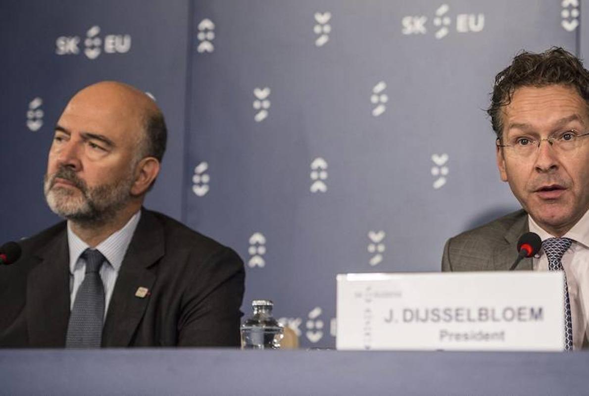 El comisario de Asuntos Económicos Pierre Moscovici, junto al presidente del Eurogrupo Jeroen Dijsselbloem