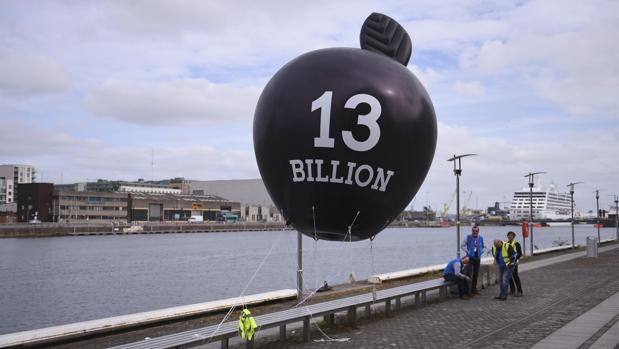 Globo en Dublín ue representa la manzana de Apple y los 13.000 millones de euros que reclama la UE