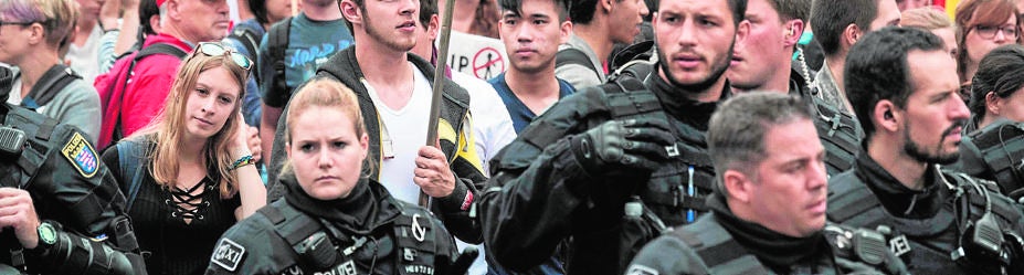 Decenas de miles de personas se manifestaron ayer, en la imagen en Fráncfort, contra el TTIP