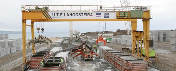 Imagen de las obras del puerto exterior de La Coruña, Punta Langosteira, en el año 2005