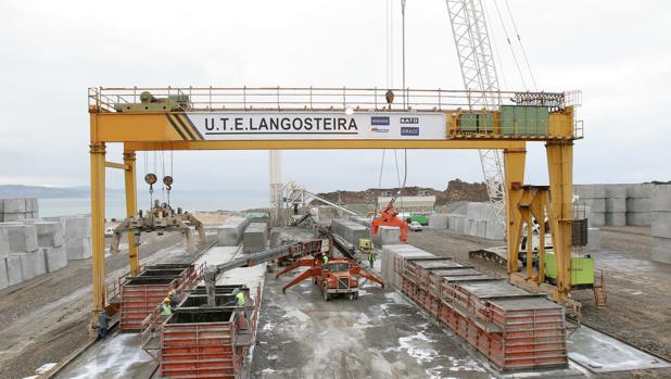Imagen de las obras del puerto exterior de La Coruña, Punta Langosteira, en el año 2005