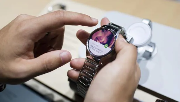 Un visitante observa el nuevo reloj de la firma Huawei, el "Huawei Watch", durante el día de presentación a la prensa en la feria de tecnología IFA de Berlín
