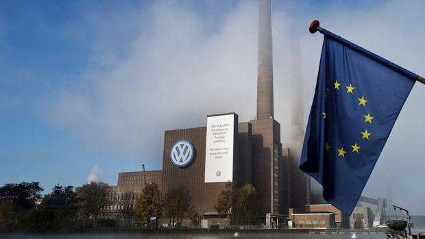 Una bandera de la UE en la sede de Wolfsburgo
