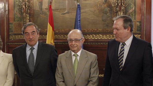 El presidente de CEOE, Juan Rosell, junto al ministro de Hacienda, Cristóbal Montoro, y el secretario general de la patronal, José María Lacasa