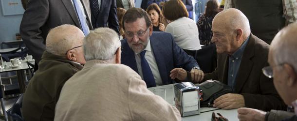 Mariano Rajoy junto a un grupo de jubilados en 2015