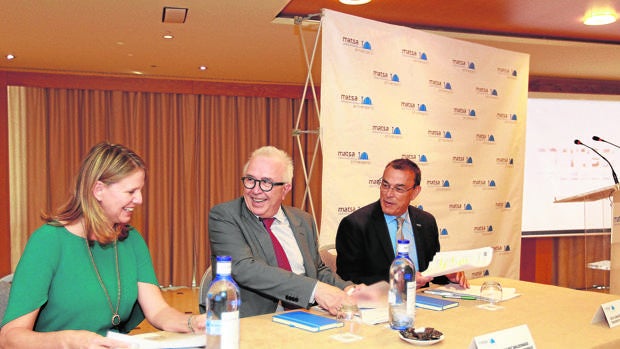 Audra Walsh junto al consejero José Sánchez Maldonado y el presidente de la Diputación de Huelva, Ignacio Caraballo