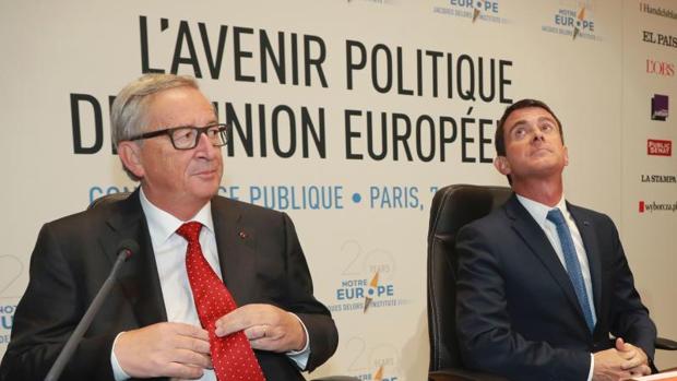 El presidente de la Comisión Europea (CE), Jean-Claude Juncker, junto al primer ministro francés