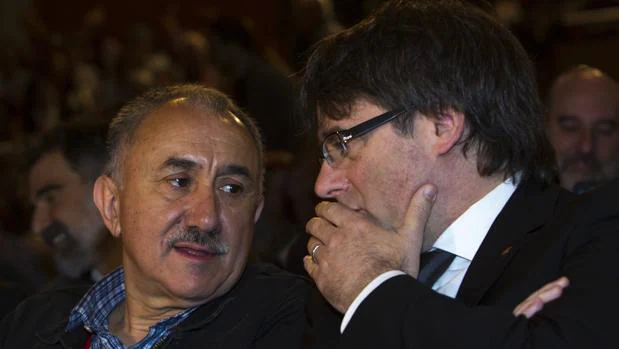 El secretario general de UGT, Jose María Álvarez, junto al presidente de la Generalitat, Carles Puigdemont, en la clausura del XV congreso de este sindicato en Cataluña