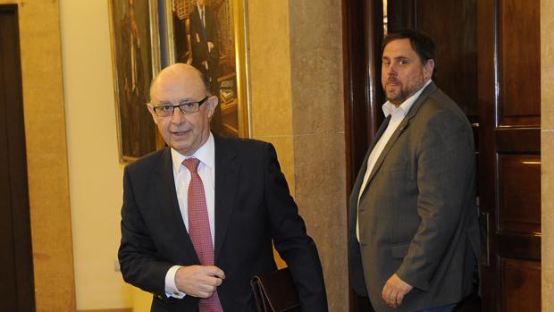 El ministro de Hacienda, Cristóbal Montoro, junto al consejero de Economía y vicepresidente de la Generalitat, Oriol Junqueras