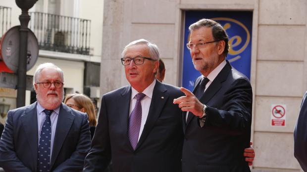 El comisario de Energía, Miguel Ángel Arias Cañete, junto al presidente de la Comisión Europea, Jean-Claude Juncker, y el presidente del Gobierno, Mariano Rajoy