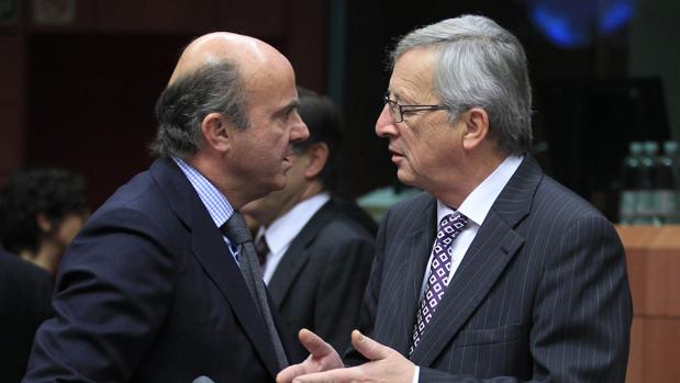 El ministro de Economía, Luis de Guindos, y el presidente de la Comisión Europea, Jean Claude Juncker