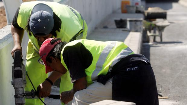 Trabajadores en las obras de la carretera de Barcelona en la entrada a Valencia