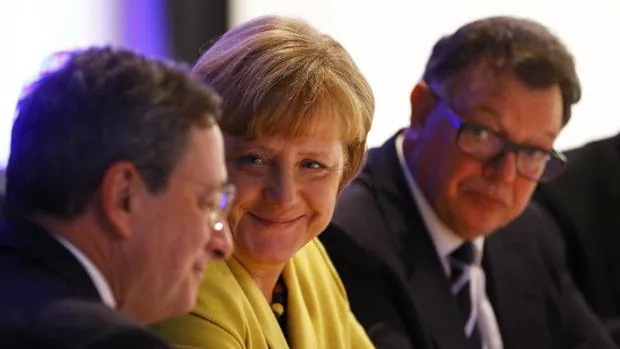 Mario Draghi (i) y Angela Merkel (d)