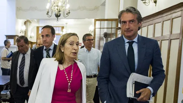 El todavía alcalde de Santander junto a la actual presidenta del Congresoy antecesora en el Ministerio de Fomento