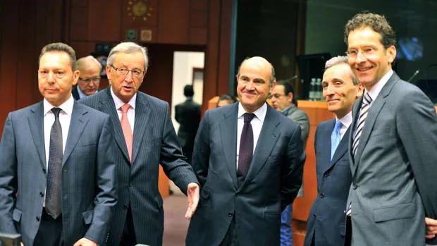 El ministro de Economía, Luis de Guindos (centro) junto a otros dirigentes del Eurogrupo y la Comisión Europea
