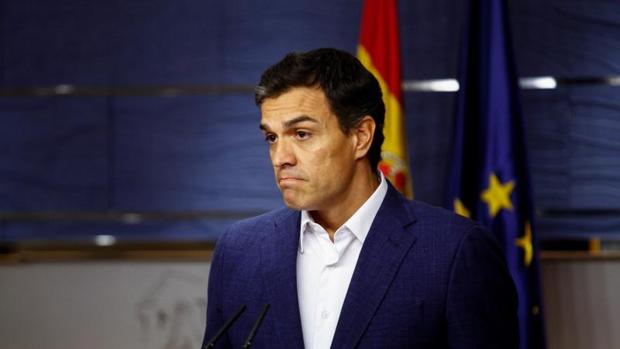 Pedro Sánchez durante el anuncio de la entrega del acta de diputado