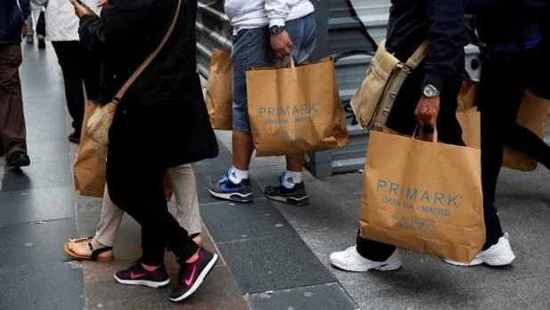 Primark compra una parte «sustancial» de sus prendas en dólares y las vende en libras o euros