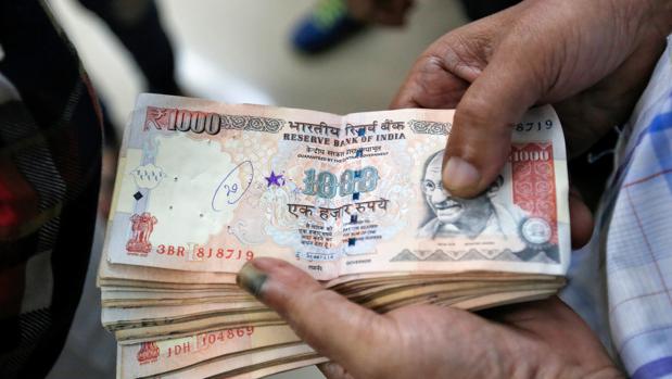 India retira por sorpresa los billetes de 500 y 1.000 rupias para luchar contra el fraude fiscal