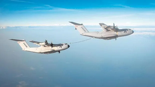 Dos A400M ensayan el reabastecimiento de combustible en vuelo