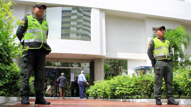 Policías vigilan la sede de Electricaribe en la ciudad de Barranquilla