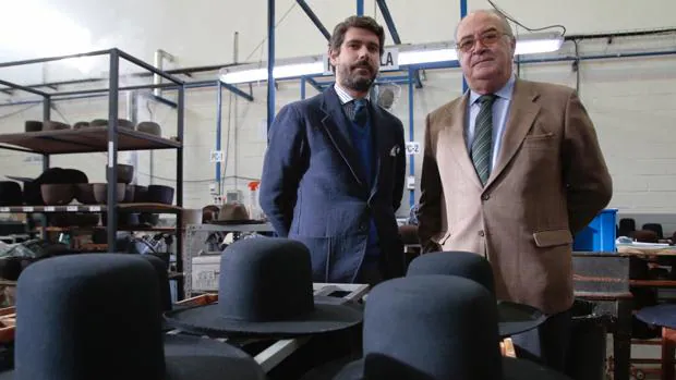 Miguel García Gutiérrez y Enrique Fernández Haya, en la fábrica de sombreros de Isesa