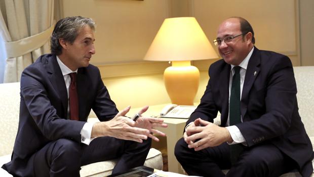 El ministro de Fomento, Íñigo de la Serna (i), en una reunión con el presidente de Murcia, Pedro Antonio Sánchez