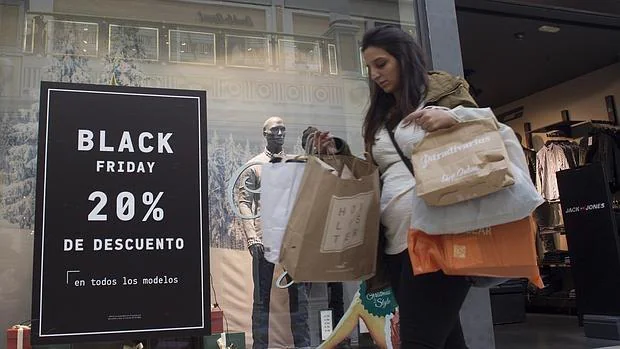 Una consumidora, en pleno «Black Friday» de 2015