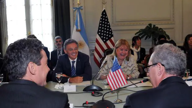 El ministro, de frente, en una reciente reunión en Buenos Aires con representantes de EE.UU