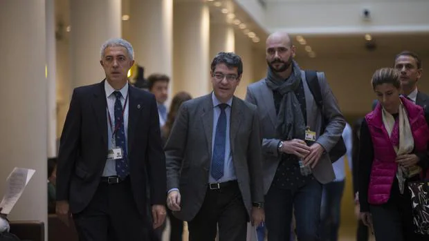 El nuevo ministro de Energía, Álvaro Nadal, a su llegada al Senado