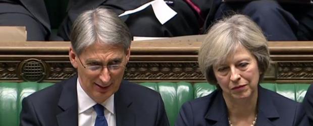 El ministro de Economía, Philip Hammond, y la primera minsitra británica, Theresa May