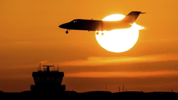 Un avión aterriza al amanecer en el aeropuerto de Düsseldorf, en Alemania