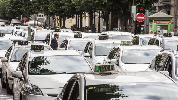 El Congreso aprueba que los taxis utilicen matrículas azules