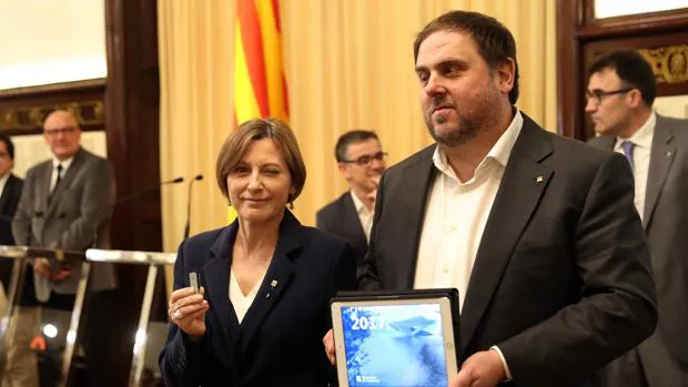 La presidenta del Parlamento Catalán junto al vicepresidente de la Generalitat y conseller de Economía, Oriol Junqueras