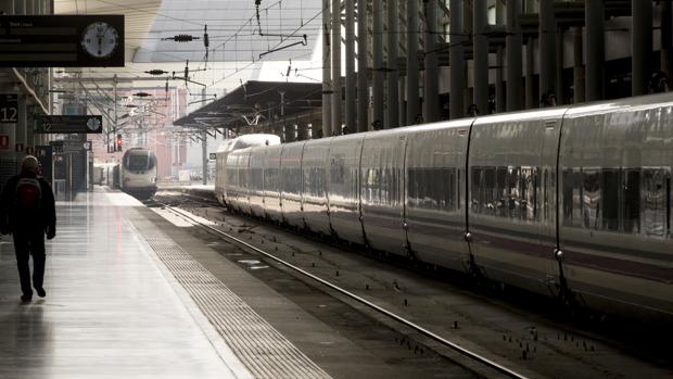 Trenes de AVE en la estación madrileña de Atocha