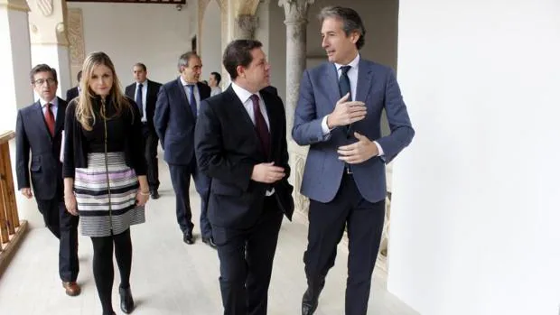 El presidente de Castilla-La Mancha, Emiliano García-Page (izq.) y el ministro de Fomento (dcha.)