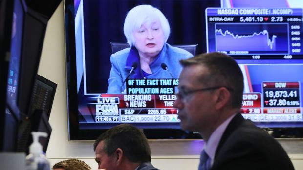 Inversores en la Bolsa de Nueva York mientras Yellen explicaba la subida de tipos de interés
