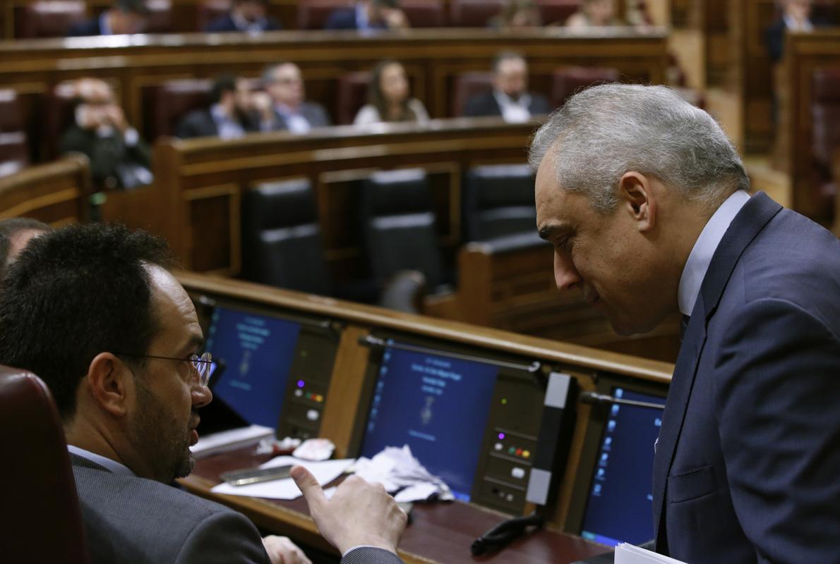 Antonio Hernando y Rafael Simancas, en el Congreso